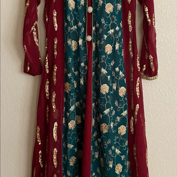 Women’s 4 piece fancy shalwar kameez fully embroidered - Picture 2 of 10